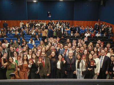 Foto da Notícia: Advogados, advogadas e estagiários recebem carteira da OAB-MT em solenidade realizada na Seccional