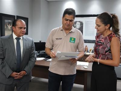 Foto da Notícia: Prefeito recebe diretoria eleita e, atendendo à OAB-MT, revoga passaporte da vacina