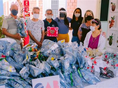 Foto da Notícia: Campanha da OAB-MT leva carinho e presentes aos idosos do Abrigo Bom Jesus no dia dos pais